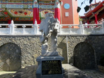 大仏殿の象の像